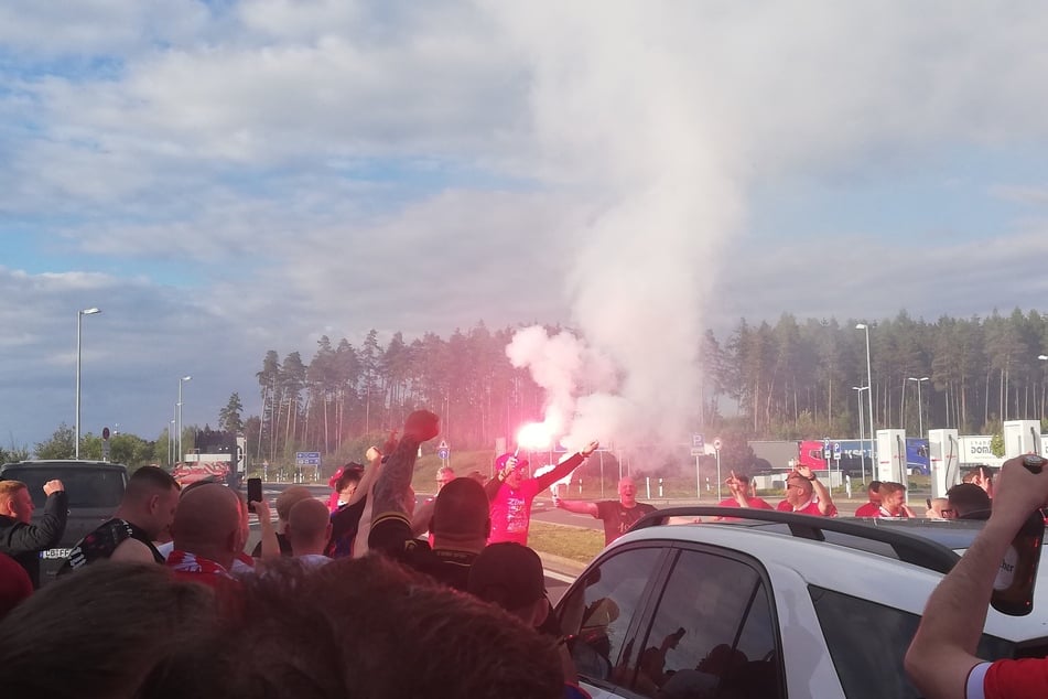 Ja, der Mann mit der Pyrofackel in der Hand ist wirklich Pele Wollitz (60).