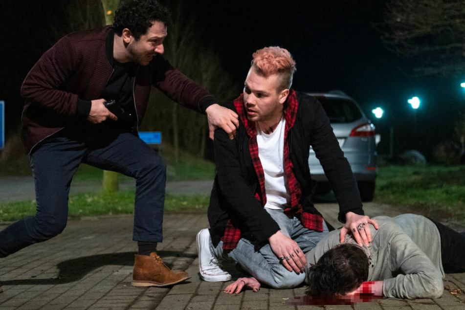 Yalcin Gümer (Fahri Yardim) und Tom (Ben Münchow) sind in einen Hinterhalt geraten, bei dem Toms Bruder erschossen wurde.