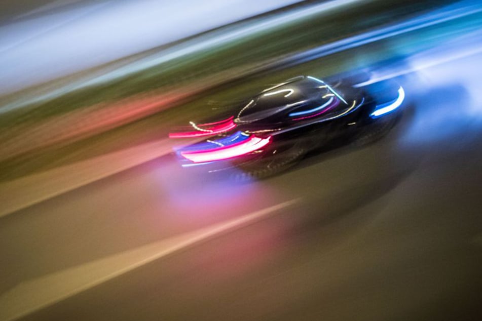 Mit über 130 Sachen durch die Stadt: Raser-Duo nach Verfolgung gestoppt