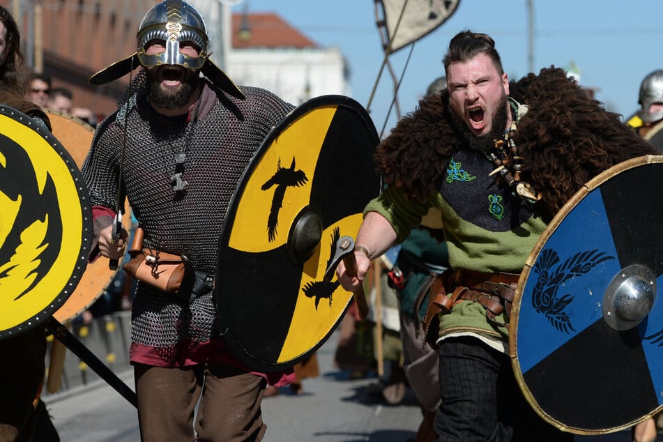 Ist ja Ire: Etwa 1500 Teilnehmer ziehen am Sonntag mit der "St. Patrick's"-Parade rund zweieinhalb Kilometer weit durch München. (Archiv)