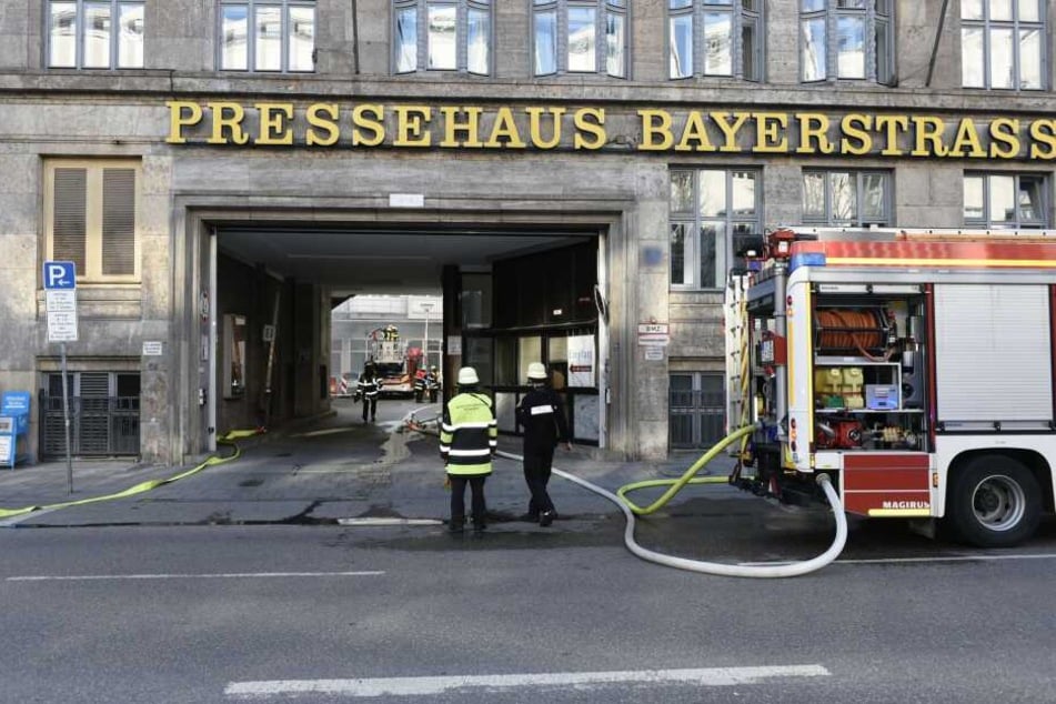 In diesem Hinterhof brannte unter anderem ein Auto und eine Mülltonne.