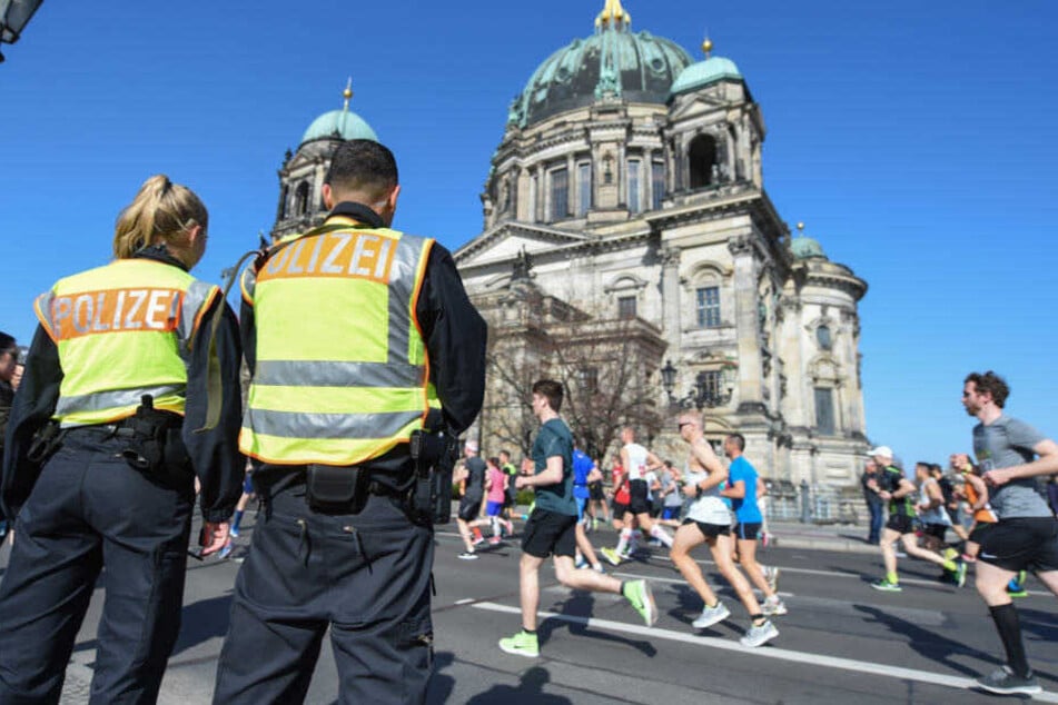 Polizei kontrolliert die Strecke des 38. Berliner Halbmarathons.