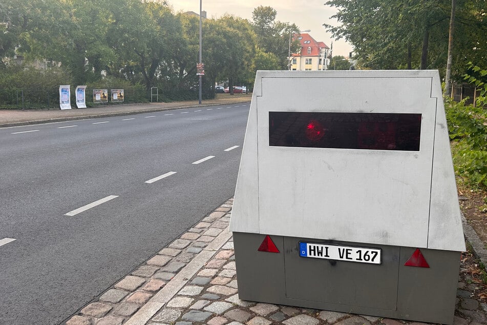 Kurz hinter dem Biergarten: Superblitzer dürstet nach Rasern