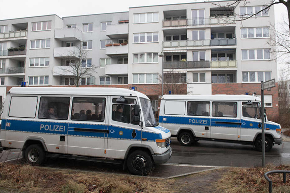 Polizeifahrzeuge stehen vor einem Gebäudekomplex in Berlin-Alt-Hohenschönhausen, in dem eine 14-jährige Schülerin getötet wurde.
