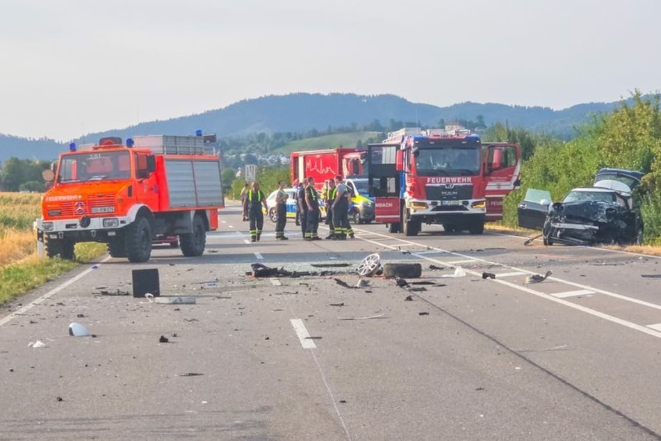 Nach dem Frontalcrash entstand auf der Fahrbahn ein Trümmerfeld.