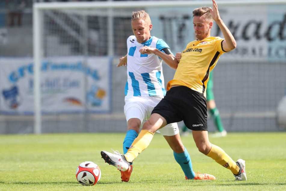 Kapitän Dennis Grote, hier im Zweikampf mit dem Dresdner Lucas Röser (r.), steht bereit. Aber wer muss im Mittelfeld für ihn weichen?
