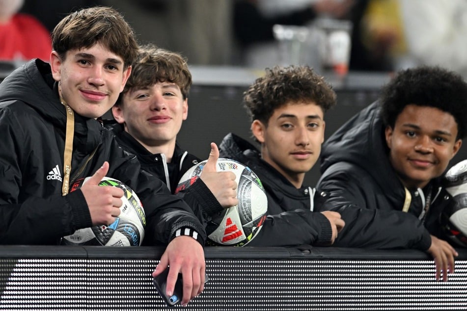 Ballkind Noel Urbaniak (15, l.) erlangte durch sein schnelles Handeln Berühmtheit.