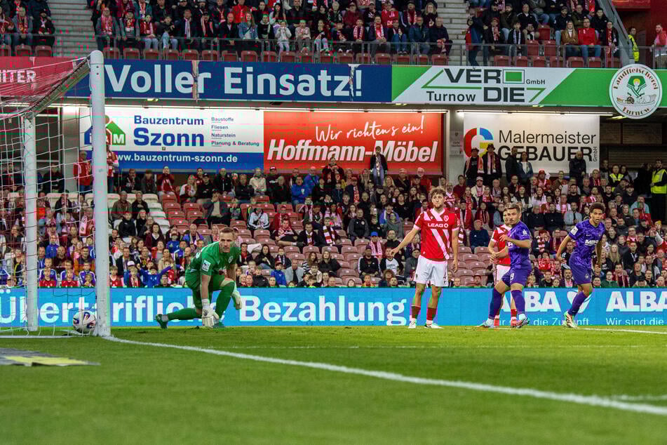 Julian Guttau (2.v.r.) erzielte beim 1:2 in Cottbus sein erstes Tor für Aue.