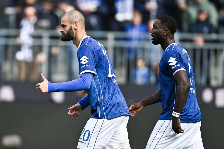 Darmstadts Turm Aleksandar Vukotic (l.) köpft nach Ecke zum 2:1 ein.