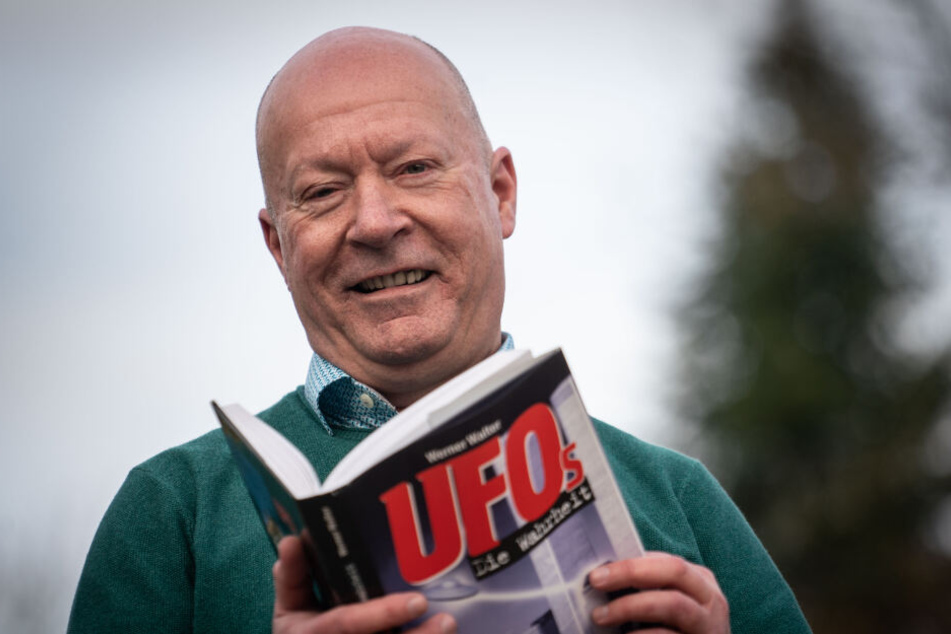 Mit Recherchen hält sich der Hobby-Astronom auf dem Laufenden.
