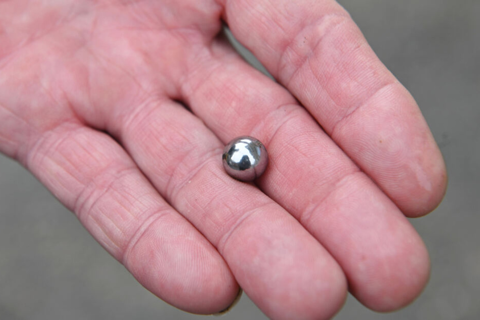 Bis zu einen Zentimeter Durchmesser hatten die Stahlkugeln, die wahrscheinlich mit einer Schleuder abgeschossen wurden.