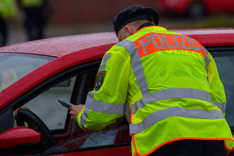 Illegale Fahrstunde: Vater und Sohn ohne Führerschein erwischt