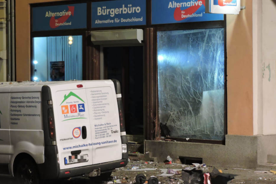 Fensterscheiben sowie zwei vor dem Gebäude geparkte Transporter wurden bei dem mutmaßlichen Anschlag beschädigt.