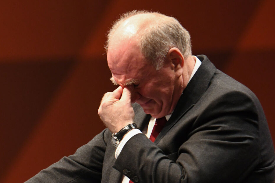 Bevor er überhaupt nur ein Wort sagte: Uli Hoeneß kämpft mit den Tränen.