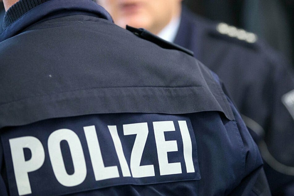 Fake-Polizisten erbeuteten in Auerbach mehrere Tausend Euro von einer Seniorin (71) (Symbolbild).