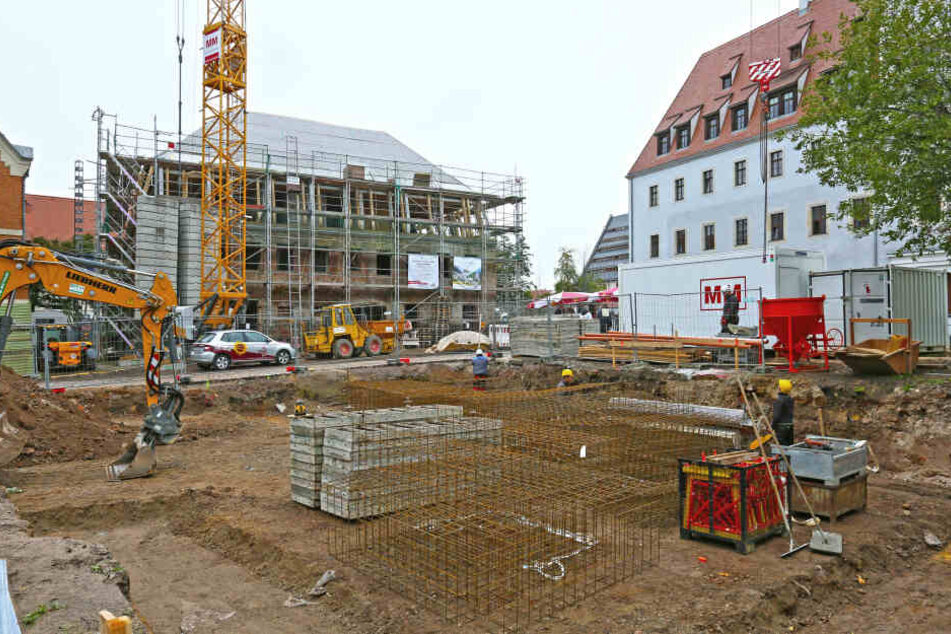 Derzeit laufen die Bauarbeiten für die 13 Wohnungen und zwei Gewerbeeinheiten auf Hochtouren.