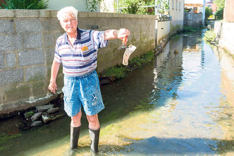 Der Pulsnitzer Wolfgang
Schirrmeister (81) ärgert sich über Kloaken-Abfälle in der Pulsnitz wie diese gebrauchte Binde.