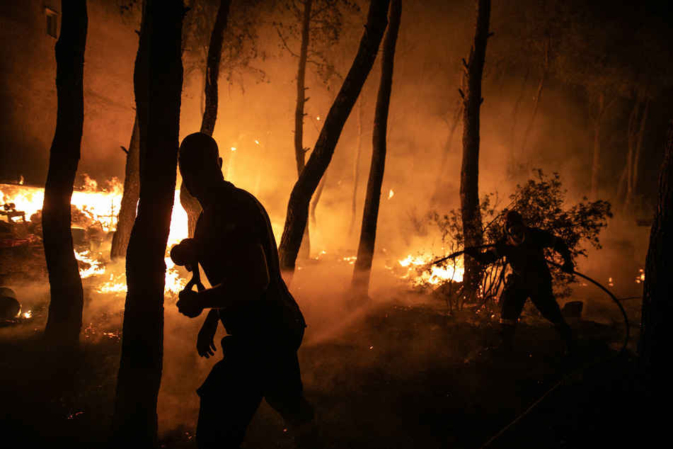 Verheerende Waldbrände vernichten weiterhin Tausende von Hektar Waldfläche in ganz Griechenland.