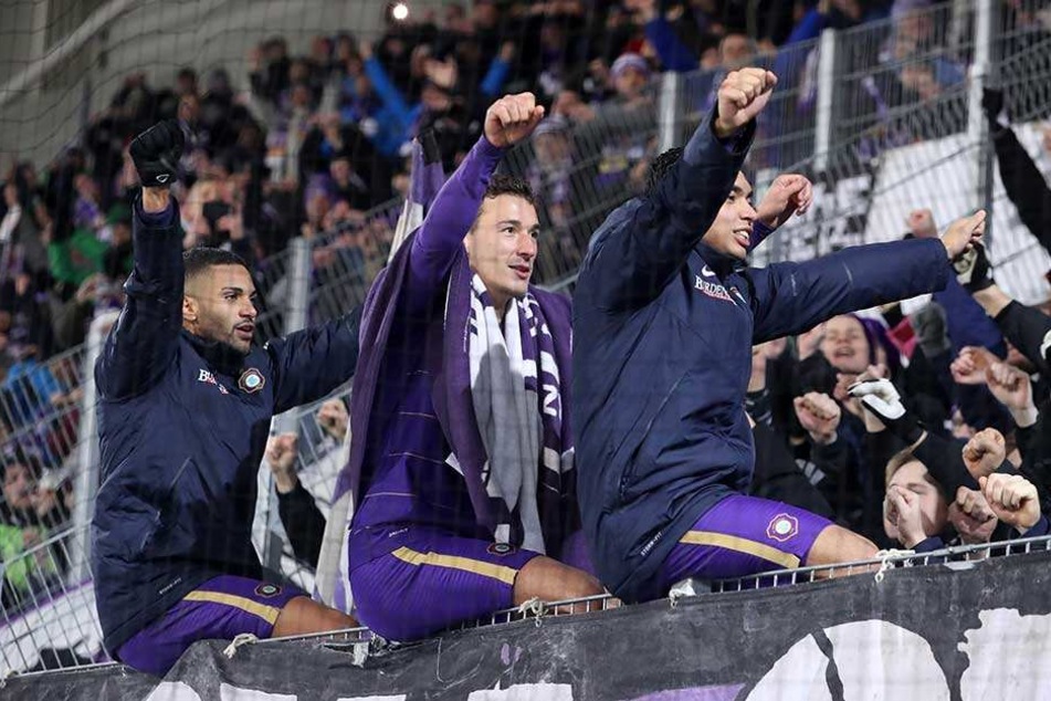 Kann Dominik Wydra (M.) mit seinen Kollegen Malcolm Cacutalua (l.) und John Patrick Strauß morgen wieder so feiern wie zuletzt nach dem Sieg gegen Darmstadt?