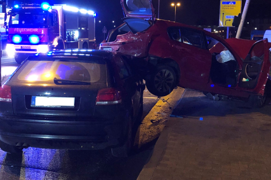 Drei junge Männer wurden bei dem Crash in Worms verletzt.