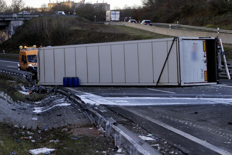 Der Lastwagen war in die Leitplanke gekracht und anschließend umgekippt.