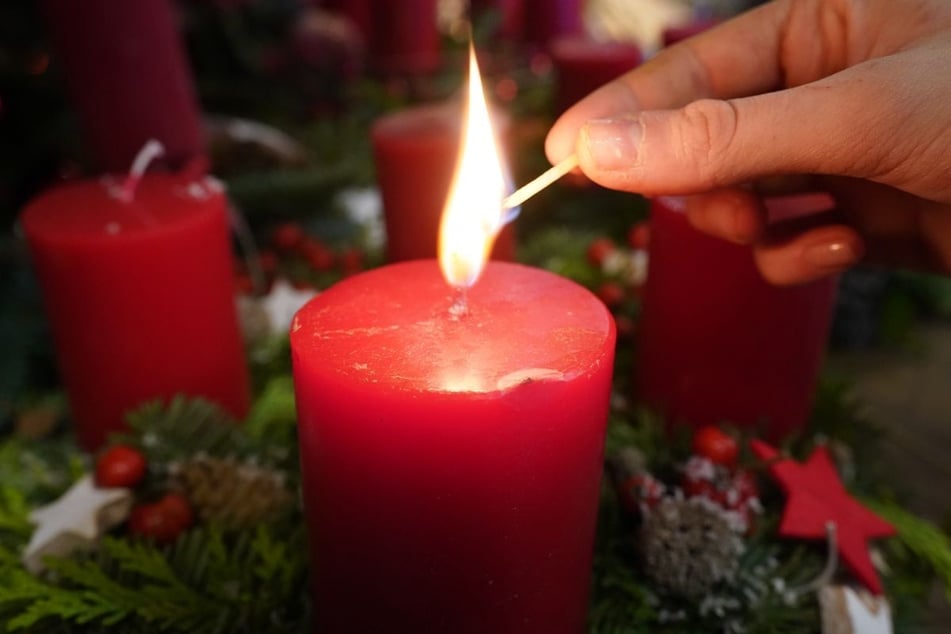 Die Feuerwehr weist jedes Jahr aufs Neue auf die Gefahren eines Adventskranzes hin. (Symbolbild)