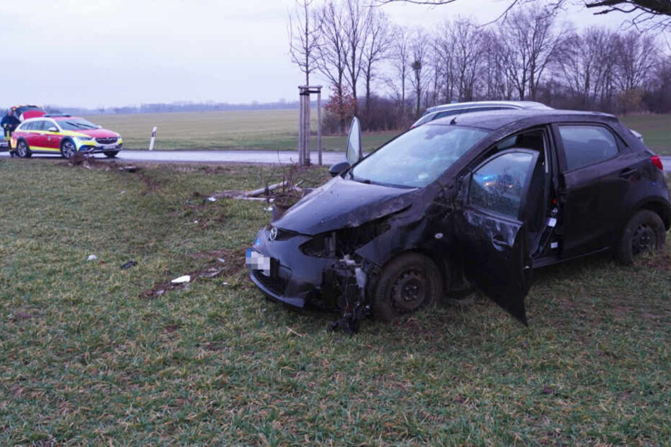 Krankenwagen, Polizei und Feuerwehr waren sofort zur Stelle. Die Unfallfahrerin wurde mit dem Hubschrauber in eine Klinik in Dresden geflogen.