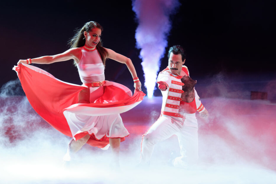 Die Profi-Tänzerin Christina Luft und Promi-Tänzer Oliver Pocher tanzen bei der Premiere der "Let's Dance - Die Live-Tour 2019" in der Dortmunder Westfalenhalle.