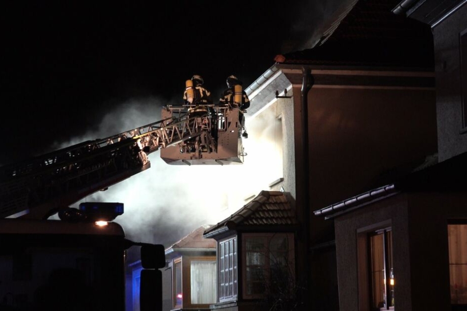 Mit einer Drehleiter löschten die Kameraden den Brand.