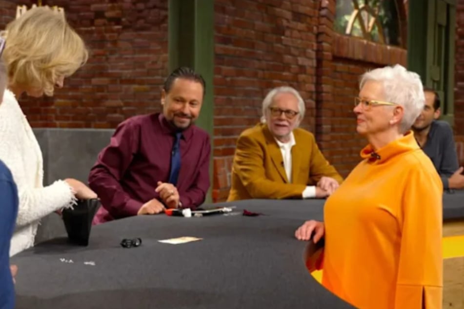 Juwelierin Susanne Steiger (43, l.) ersteht das filigrane Geschmeide für 550 Euro.