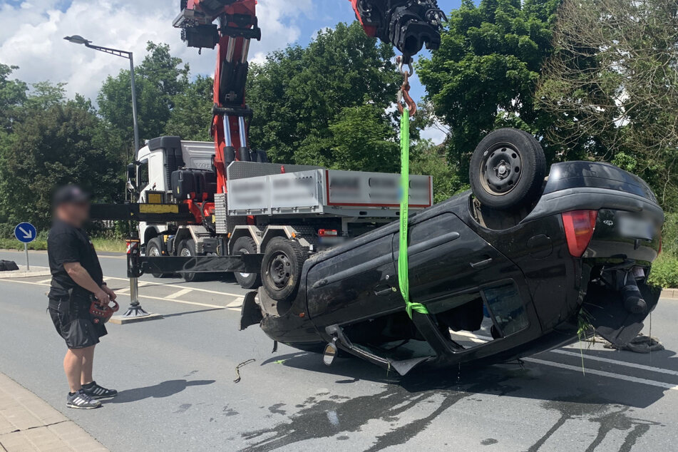 Das Auto rutschte über Kopf in den Fluss
