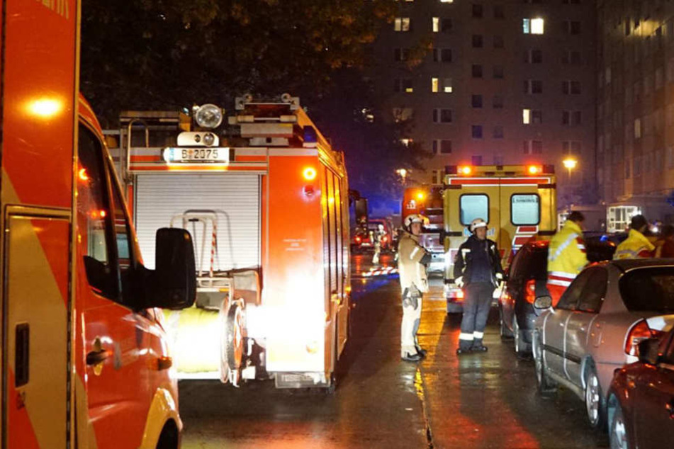 Die Einsatzkräfte löschten den Kellerbrand in der Sewanstraße.