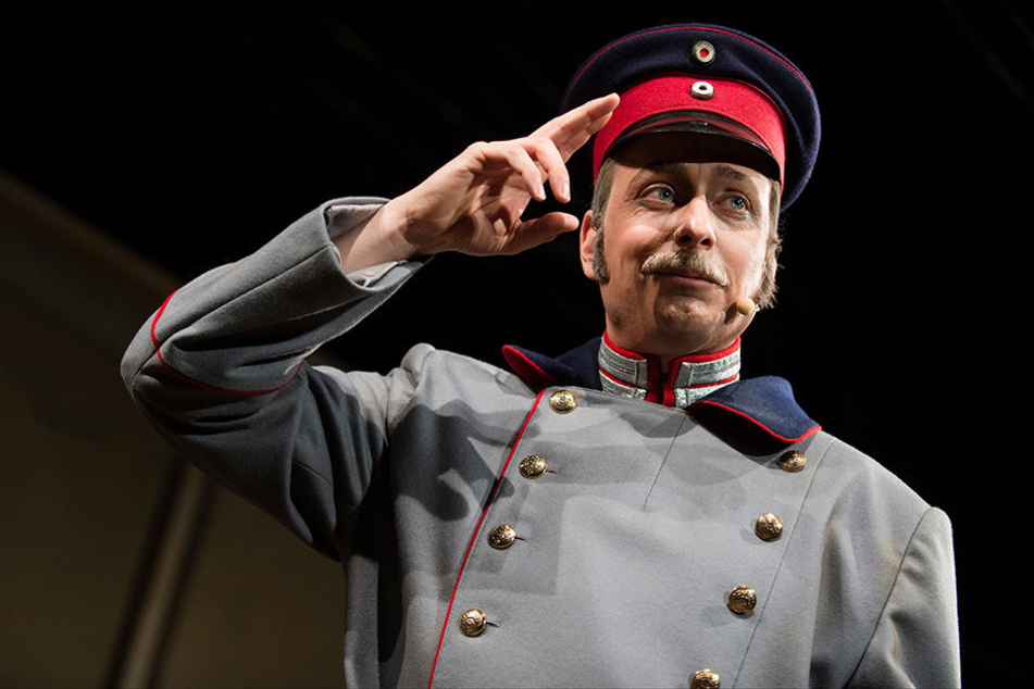 Maximilian Nowka spielt den "Hauptmann von Köpenick" im gleichnamigen Musical bei der Fotoprobe im Rathaus Köpenick.