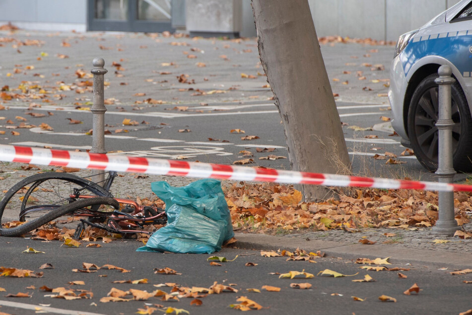 Die 44-Jährige war am vergangenen Montag in der Bundesallee in Berlin-Wilmersdorf von einem Lastwagen erfasst und überrollt worden.