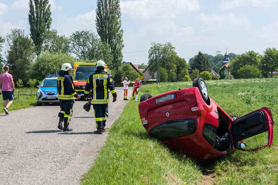 Nach dem Überschlag landete die 18-Jährige neben der Straße.