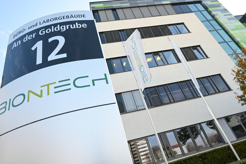 Das Logo des Biotechnologie-Unternehmens "BioNTech" ist auf einer Stele vor der Unternehmenszentrale angebracht. Sehnsüchtig wartet die Welt auf einen Corona-Impfstoff.