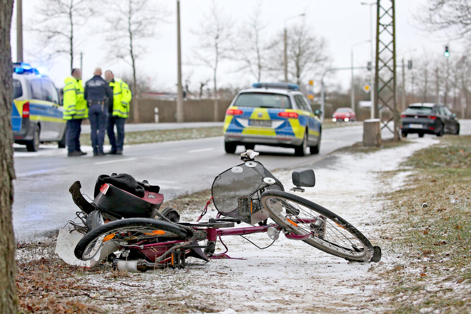 Ein Radfahrer (84) wurde am Freitagmittag in Zwickau von einem Auto erfasst. Er kam schwer verletzt in ein Krankenhaus.