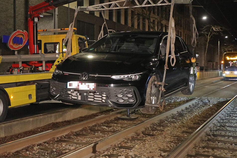 Der VW Golf musste mit einem Abschleppkran von den Gleisen geborgen werden.