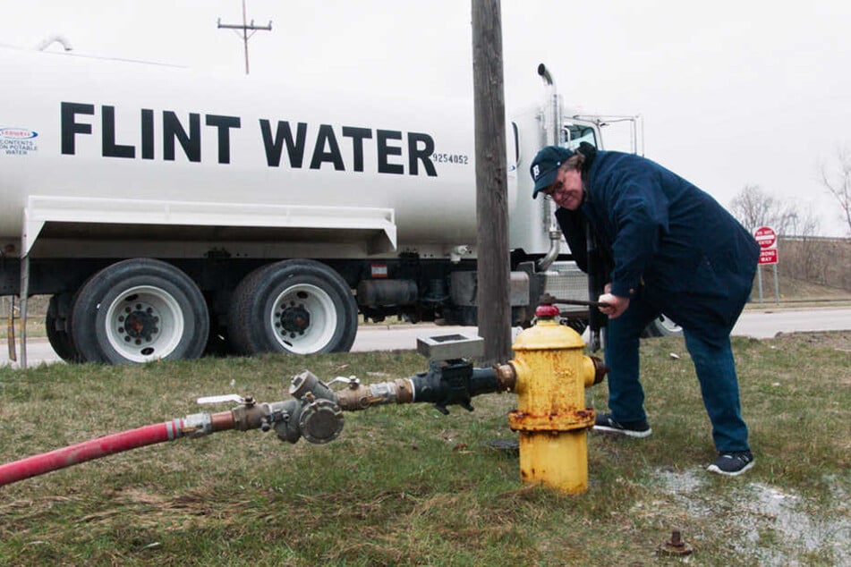 "Oscar"-Preisträger Michael Moore begutachtet das vergiftete Wasser in seiner Heimatstadt Flint, Michigan aus nächster Nähe.