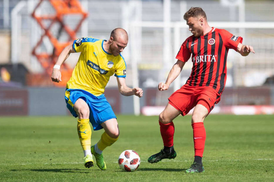 Jenas Manfred Starke (l.) kämpft gegen Wiesbadens Maximilian Dittgen um den Ball.