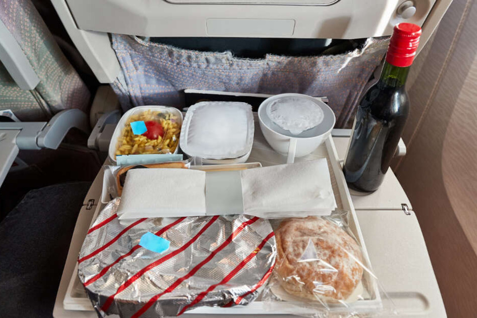 Essen an Bord eines Flugzeugs kann sehr speziell sein. Das musste auch ein Mann aus Großbritannien erfahren. (Symbolbild)
