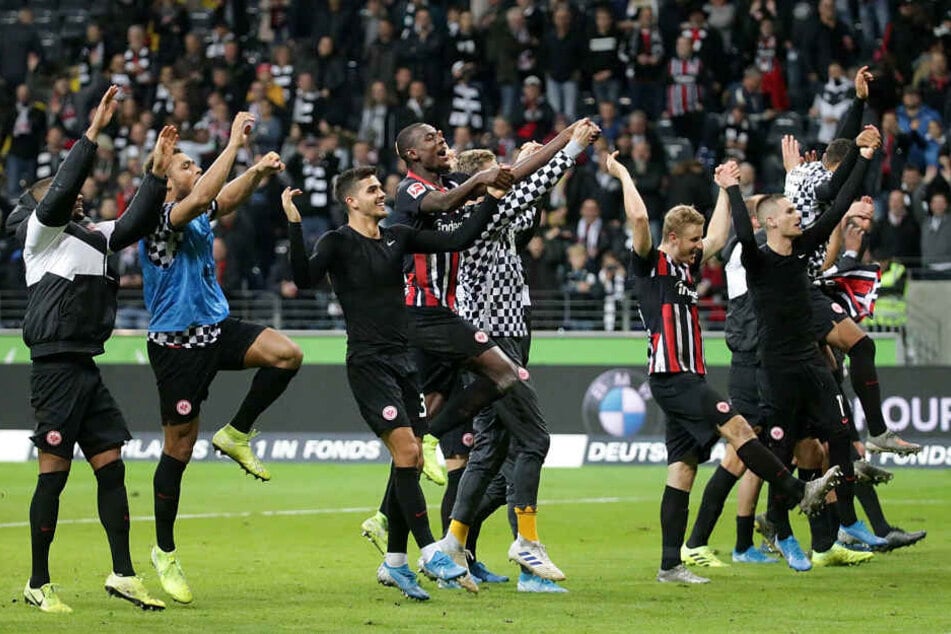 Die Kicker der Eintracht bejubeln den 5:1-Sensationssieg gegen den FC Bayern München.