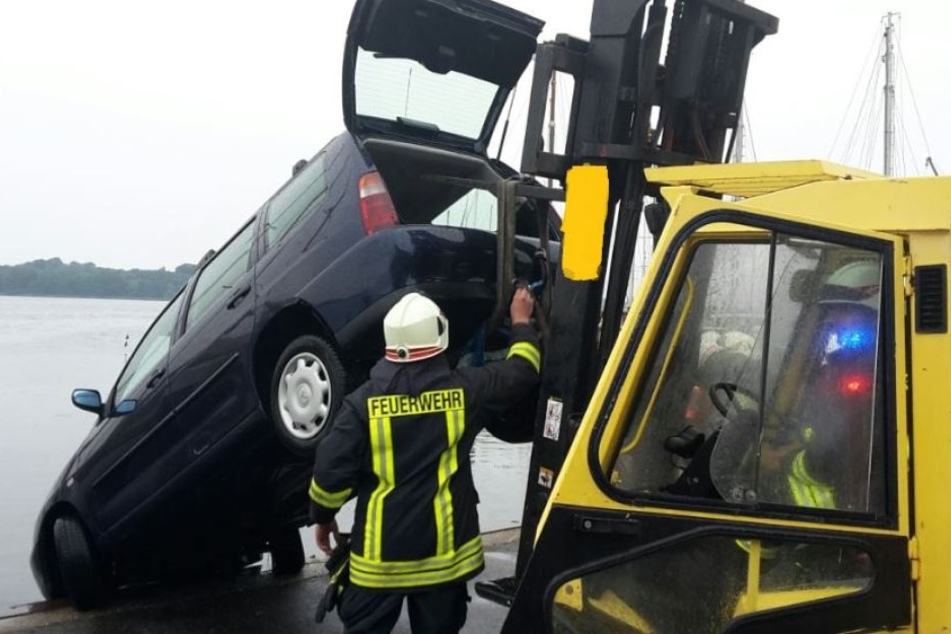 Mit Unterstützung der Feuerwehr konnte das Auto geborgen werden.