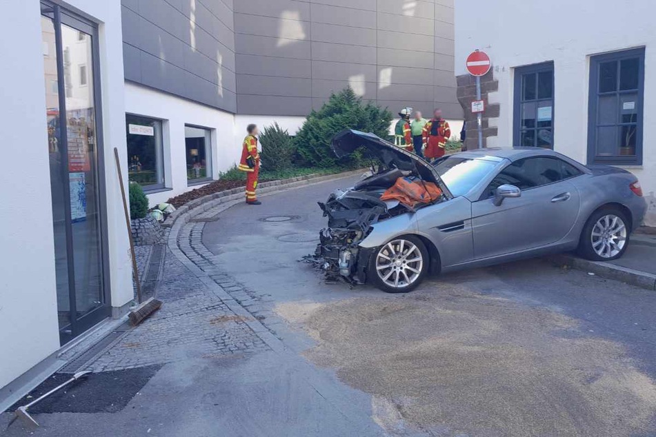 Die Unfallstelle am Samstag in Leonberg. Der Mercedes SLK ist nach dem Crash Schrott.