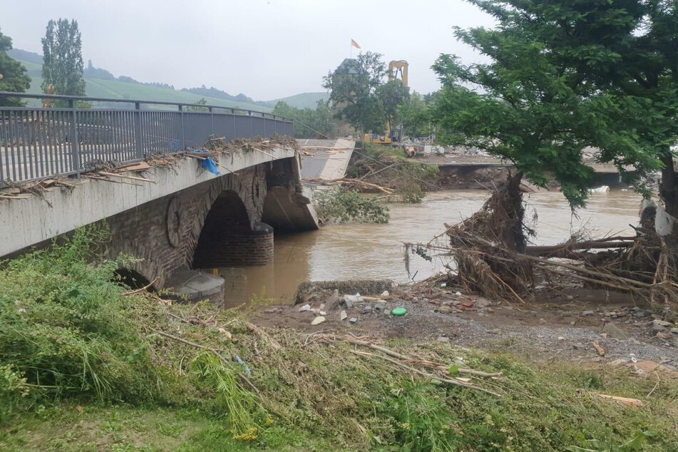 Massive Sockel trugen diese Brücke. Jetzt ist die Hälfte des Bauwerks eingestürzt.