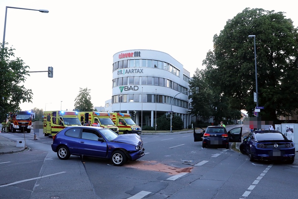 Auf der Kreuzung in Kaditz stießen drei Fahrzeuge zusammen.