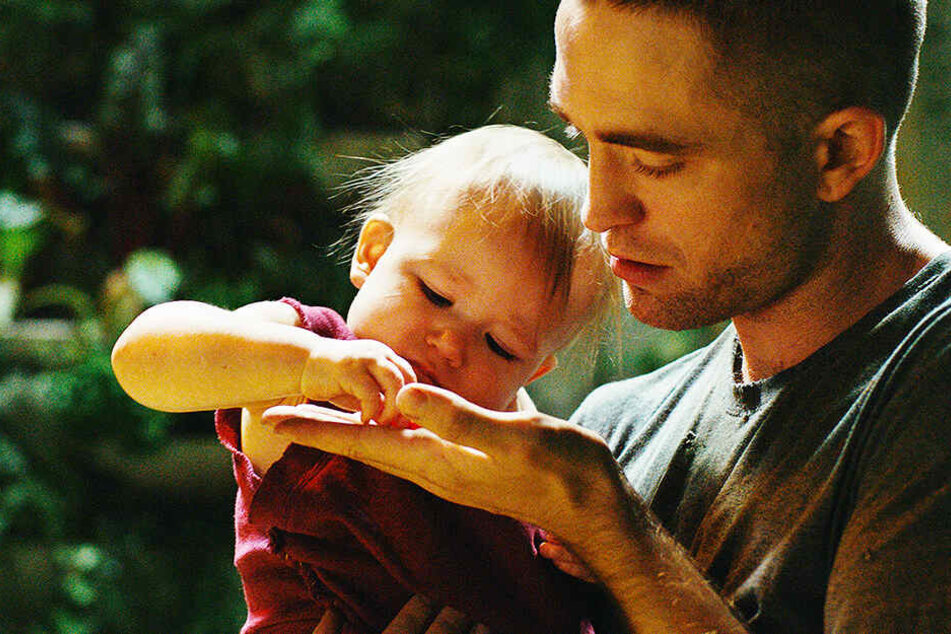 Monte (r., Robert Pattinson) kümmert sich liebevoll um seine Tochter Willow (Scarlett Lindsey).