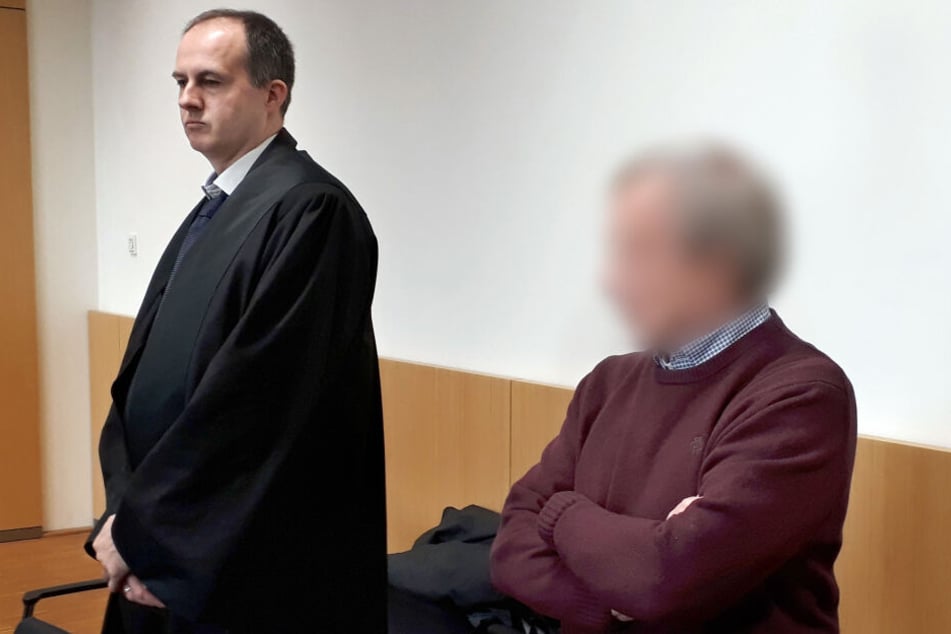 Der Angeklagte (r) steht mit seinem Anwalt Axel Schick im Gerichtssaal.