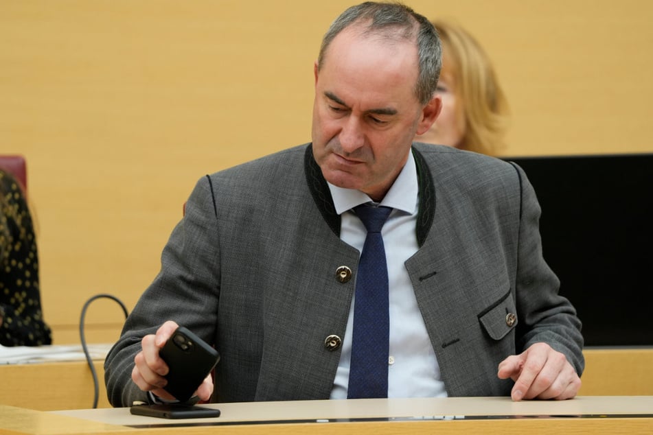 Netz-Kampagne: Bayerns Wirtschaftsminister Hubert Aiwanger (54, Freie Wähler) will die Funklöcher stopfen.