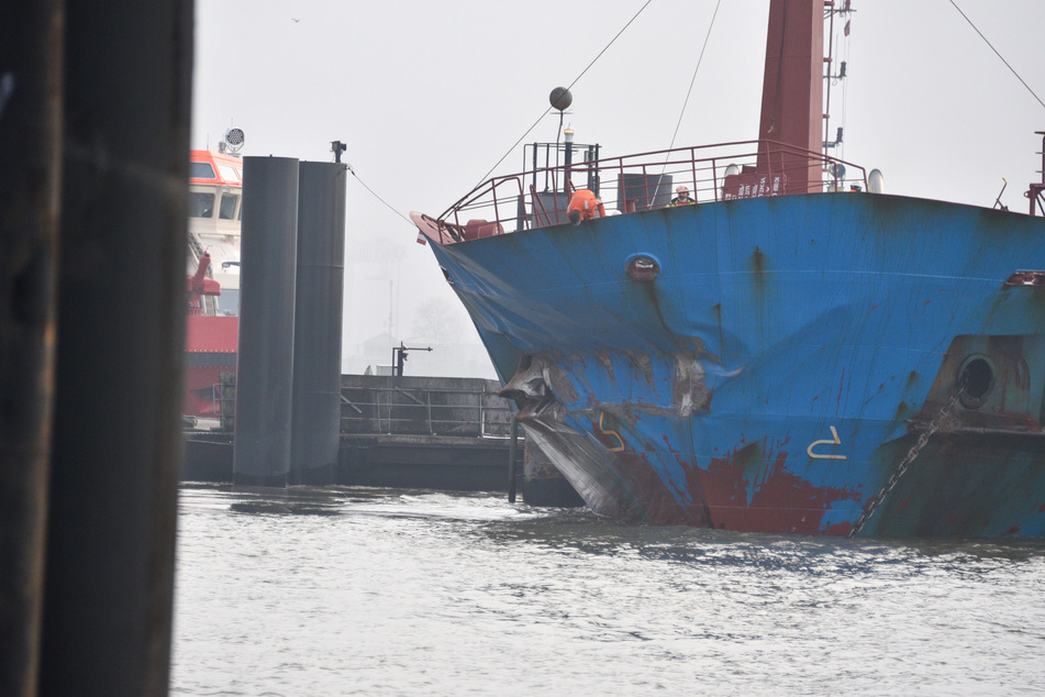 Das Schiff wurde bei dem Crash stark beschädigt.